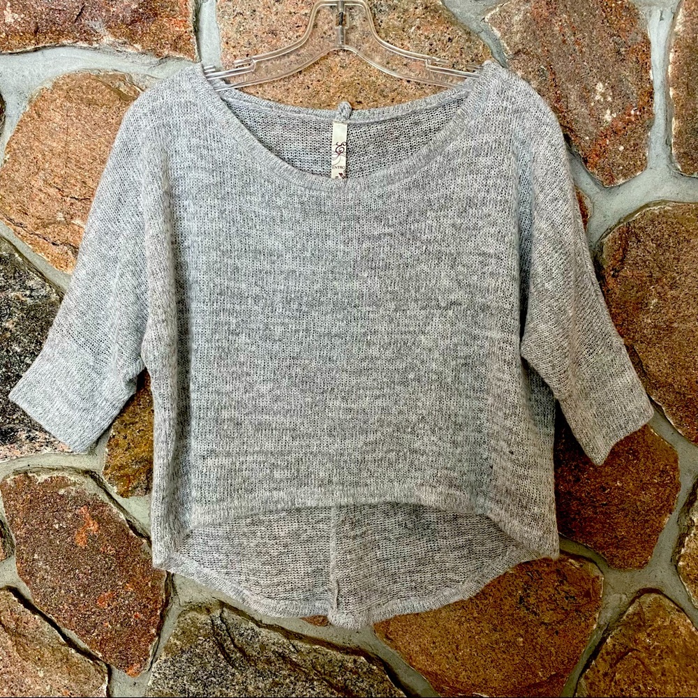 💍Entro brand cropped soft grey knit sweater.